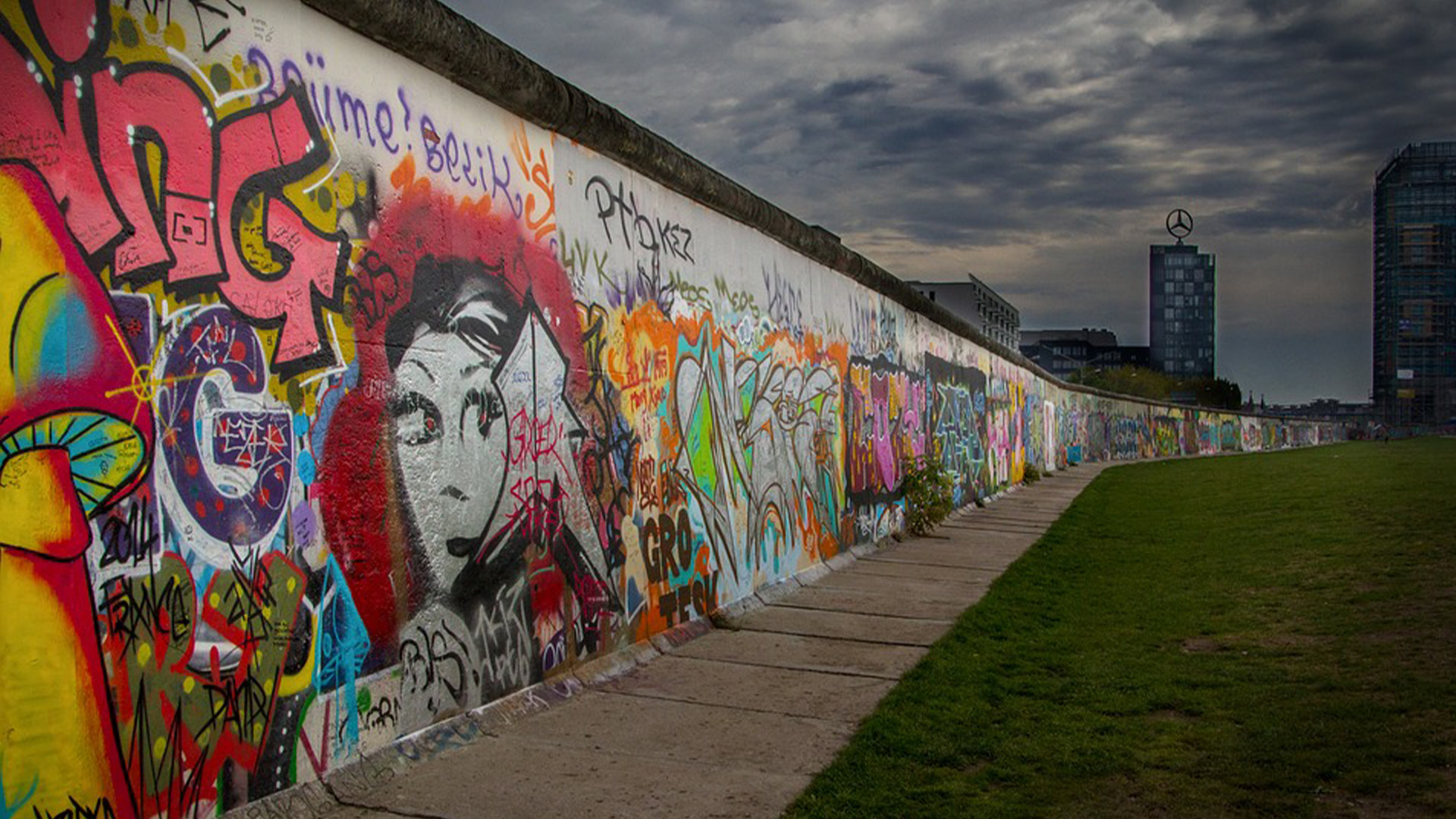 Discover Berlin: 2 Self-Guided Walks to Discover t